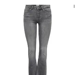Säljer ett par jätte snygga bootcut jeans Storlek xs:32 En skärpremsa har gått upp❤️