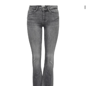 Mid waist jeans  - Säljer ett par jätte snygga bootcut jeans Storlek xs:32 En skärpremsa har gått upp❤️
