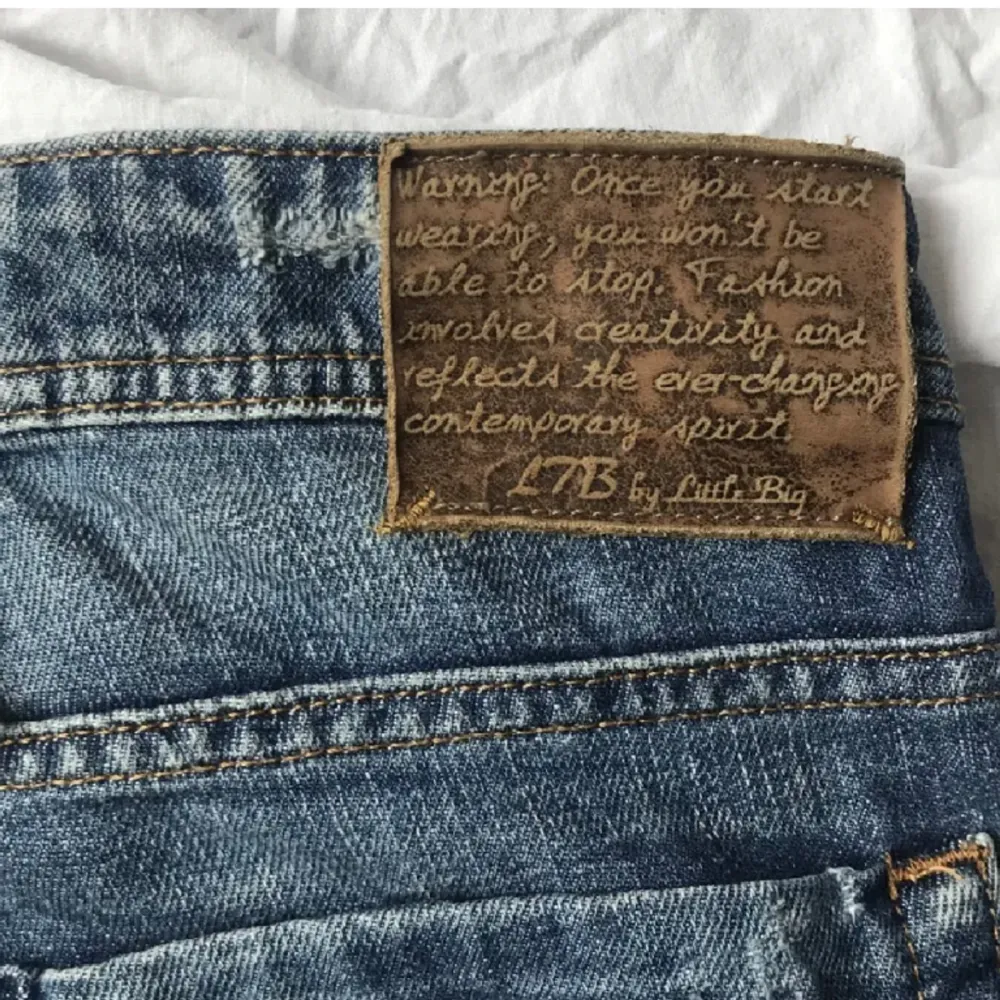 Lågmidjade jeans midjemått 82cm innebenslängd 83cm. Jeans & Byxor.