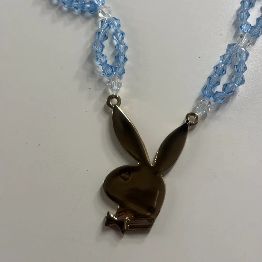Säljer detta oanvända Playboy halsband. Kaninen har fått lite missfärgningar därför är priset så lågt.. Accessoarer.