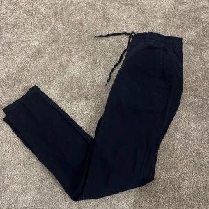 Linne byxorna  - Säljer dessa riktigt snygga marinblå linne byxorna i bra skick. Köpt för 700 kr mitt pris 150. Vid funderingar är det bara att höra av sig. 