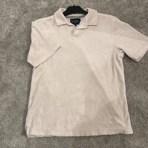 Piké tröja  - Säljer denna sjukt snygga piké tröja som är i sånt handduk matrial som är riktigt trendigt. Speciellt till sommarn. Den är i nyskick. Det är bara att skriva om du har fler frågor och vid snabb affär kan priset diskuteras. 