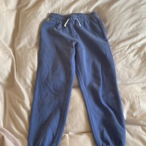 Blåa Ralph Lauren mjukisbyxor - Säljer min jättefina blåa Ralph Lauren mjukisbyxor då de är för små. Änvänt max 5 gånger och är därför i jättefint skick. Kosta runt 1300 från början och säljer de så för 600. Priset kan diskuteras, hör av er för fler bilder💘❤️