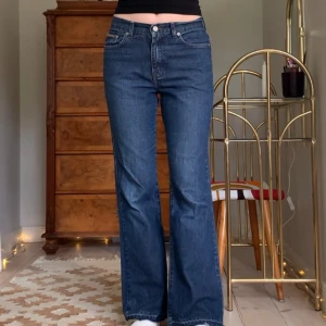 Vintage jeans - Midwaist raka/utsvängda jeans, vintage Calvin Klein! Jag är 173 cm, midjemåttet är 76 cm och innerbenslängden 75 cm 💓
