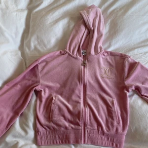 Rosa Juicy Couture zip hoodie - Jag säljer min jättefina juicy couture tröja då den är för liten. Den är i jättefint skick eftersom jag använt den sparsamt och köpt för mindre än ett år sedan. Priset kan diskuteras och hör av er för fler bilder❤️❤️