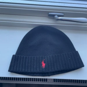 Raffe Mössa - 9/10 cond  Riktigt skön och perfekt året runt Skriv vid frågor