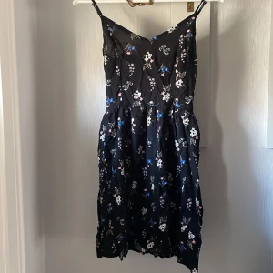 Blommig klänning  - Söt blommig klänning från divided avdelningen från HM i strl 32. Smockdetalj i ryggen och reglerbara axelband