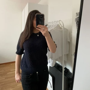 Marin blå trekvartsärmad tröja  - Fin tröja från Lindex men används inte så vill sälja! Jättefin och passar till allt!