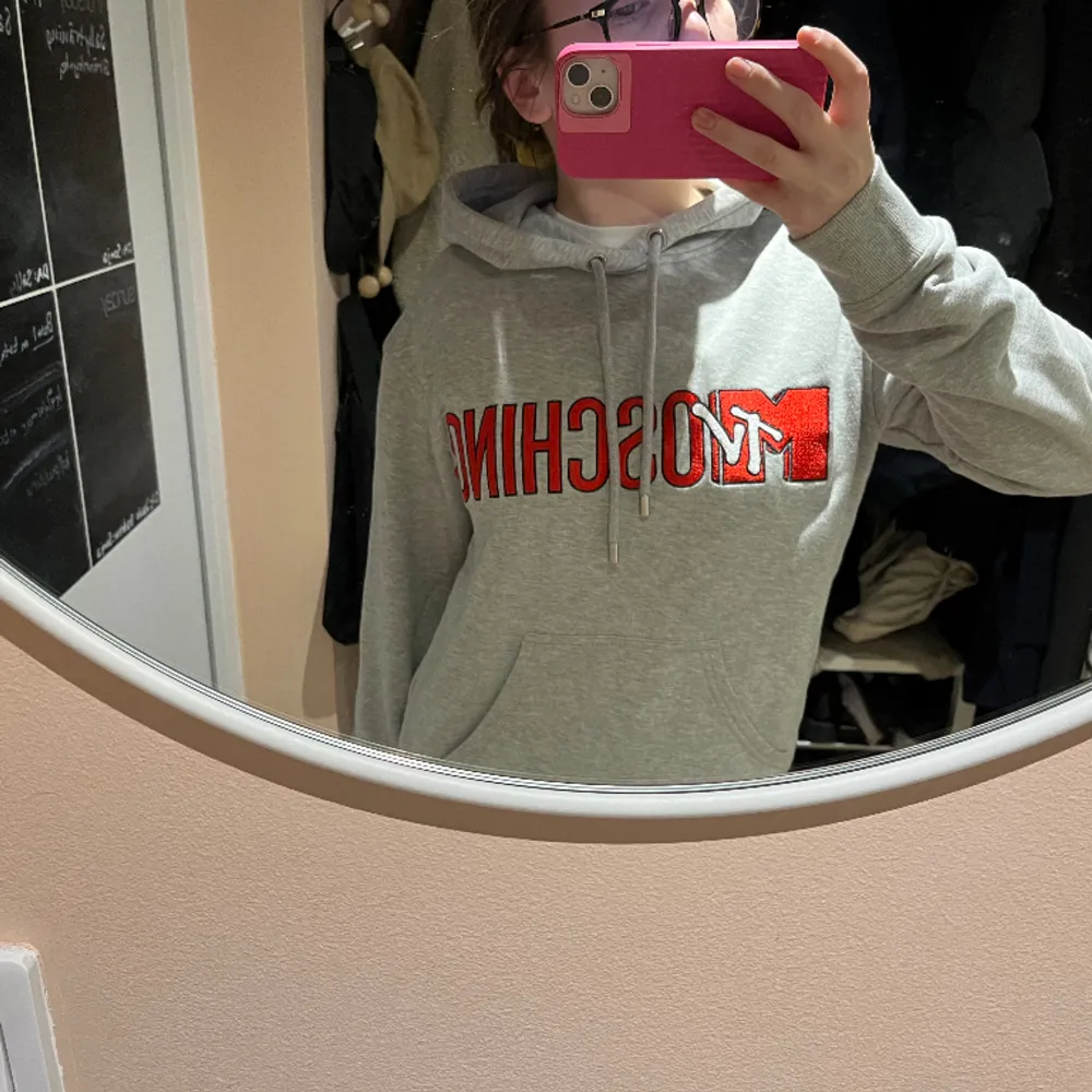Supersnygg hoodie från H&MxMoschino kollektionen, säljs inte längre & nypris ligger runt 600-700kr❤️. Hoodies.
