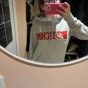 Moschino Hoodie❤️ - Supersnygg hoodie från H&MxMoschino kollektionen, säljs inte längre & nypris ligger runt 600-700kr❤️