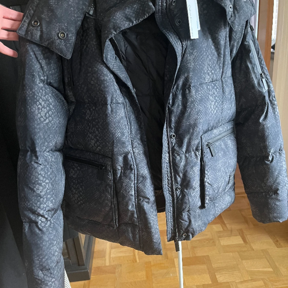 Oanvänd Calvin Klein jacka