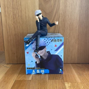 Gojo figur - Nyskick, skickar med lådan. Köpt på sf bokhandeln för 370kr❗️