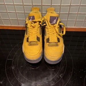 JORDAN 4 "LIGHTNING" - Feta Jordan 4  lightning  Använda fåtal gånger. Box medföljer och kvitto 