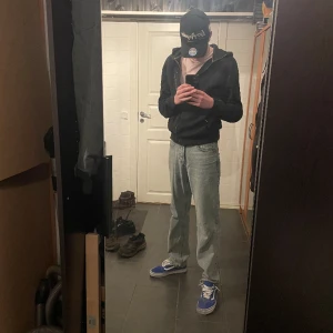 Blåa jeans  - Jeans ja vet inte riktigt vad det är för märke men dem är hyfsat snygga o bra t sommaren men eftersom ja inte vet så mycket av dem så ska ja sälja dem till ett riktigt bra pris!