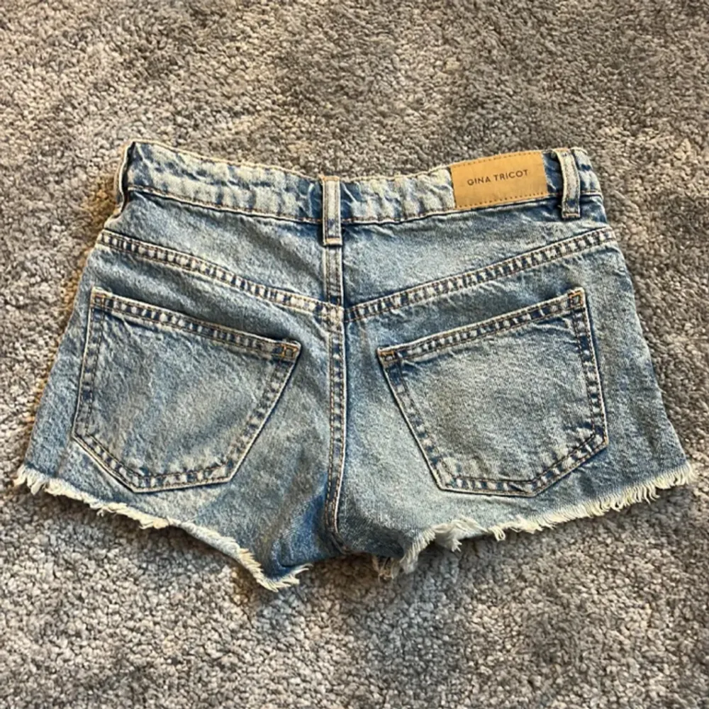 Säljer dessa lågmidjade jeansshorts, från izaandelle kollektionen. Köparen står för frakten💕. Shorts.