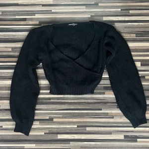 Tröja - En stickad, kroppad, v-ringad svart topp. Säljs då den aldrig används. Hör av dig om du har några funderingar❣️