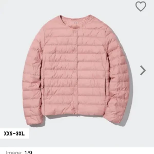 UNIQLO jacka - Jätte fin vårjacka från uniqlo!! Köptes förra våren och har används mycket men  inga defekter💖 lite smutsig på armarna med går att tvätta! Köpt för 799 men sälja för 400. Priset kan diskuteras💕💕 färgen är som på 1& 2 bilden! Storlek M men passar S/M