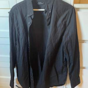 En svart skjorta från Bershka. Den har storlek S och har använts fåtalgånger. 150kr inklusive frakt🤩