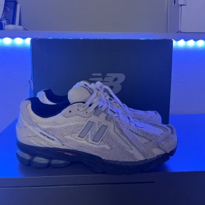 New Balance 1906D Protection Pack - Hej, nu säljer jag mina gamla New balance 1906D som bara står och samlar damm. Endast använda fåtal gånger då dom inte passar min stil. Köpta från Size kvitto finns kvar! Priset kan diskuteras vid smidig affär  Mvh Frank