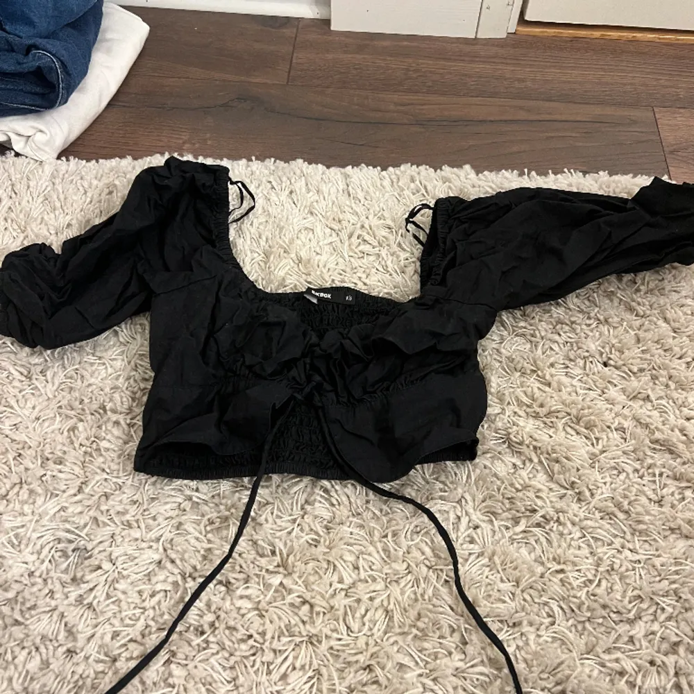 Kortärmad svart topp i fint skick. Inte så använd. . Yläosat.