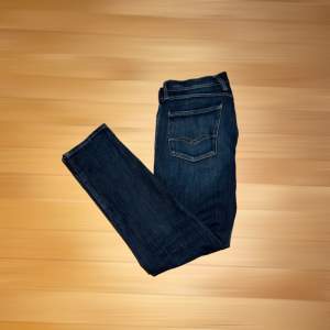 Riktigt snygga och fräscha Replay jeans som knappt är använda, nypris 2000 kr mitt pris 400 kr!