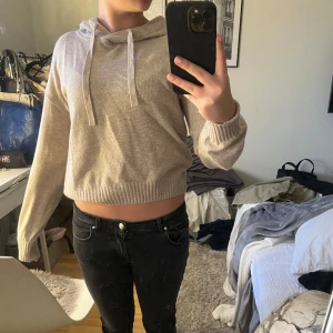 Stickad tröja med luva - Ljusbrun stickad tröja med luva och snören från gap💕