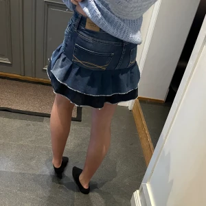 Jeanskjol med volanger från Abercrombie & Fitch - Jeanskjol som jag har sytt om från ett par byxor. Går att ha både hög- och lågmidjat. Storlek W26 L31 och skulle säga att den passar XS-M. Fint skick.