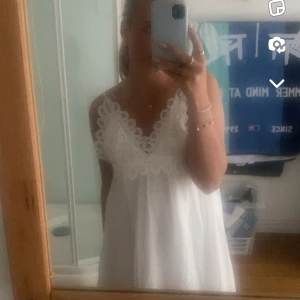 Sommardröm  - Långklänning från zara, så fin till midsommar eller studenten💕 Använd 1 gång  