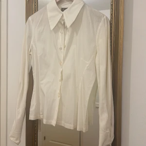 Finaste vita  skjorta men knappar i olika former-supersöt! - Figursydd gräddvit exklusiv skjorta tillverkad i Frankrike. Fina knappar olika mönster/former! Ovanlig! Jättefint skick!