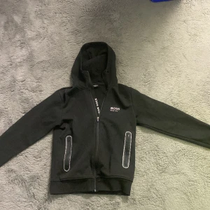 Hugo boss zip up hoodie  - En fett snygg äkta  Hugo boss zip up hoodie med text innuti hoodien.  Pris kan diskuteras  Lite fel på den