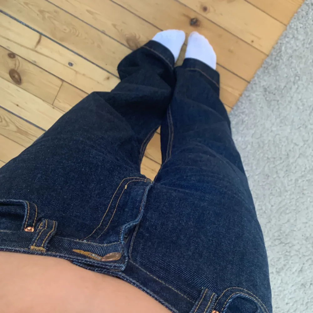 Jättecoola jeans från Carin Wester! Jättefint skick💕 midjemått 35 och innerbenslängd 76💕. Jeans & Byxor.