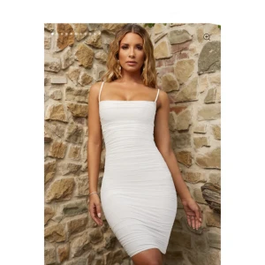 Studentklänning  - Den är endast använd under en fotografering. Materialet är väldigt stretchigt 