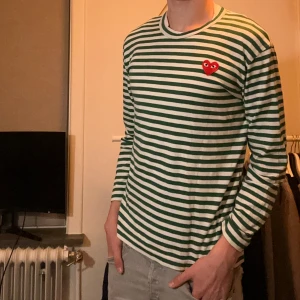 Comme des garcons tröja - Comme des garcons tröja, storlek L men passar mer M. Väldigt bra skick och använd fåtal gånger. Personen på bilden är 185 cm lång. Fraktar eller möts i Göteborg, köpare står för frakt. Skriv gärna för fler frågor!