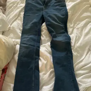 För snygga bootcut jeans från Lee. Nypriset var 1000kr och dom är oanvända. Säljer pga dom är för små ❤️❤️