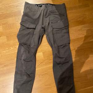 Rovic Zip 3D Straight Tapered Pant från G Star Jeans i färgen GS Grey (färgen är dock mörkbrun/mörkoliv-aktig. Storlek W36 L34. Nypris ca. 1400 kr. Knappt använda och i bra skick. 