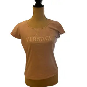 En väldigt fin Versace tröja men några små diamanter har fallit av men frf fin!❤️