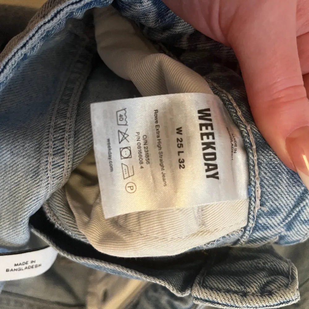 Knappt använda typ helt nya dom har bara legat i gaderonen tyvärr, och man med blivit för små tyvärr🩷. Jeans & Byxor.