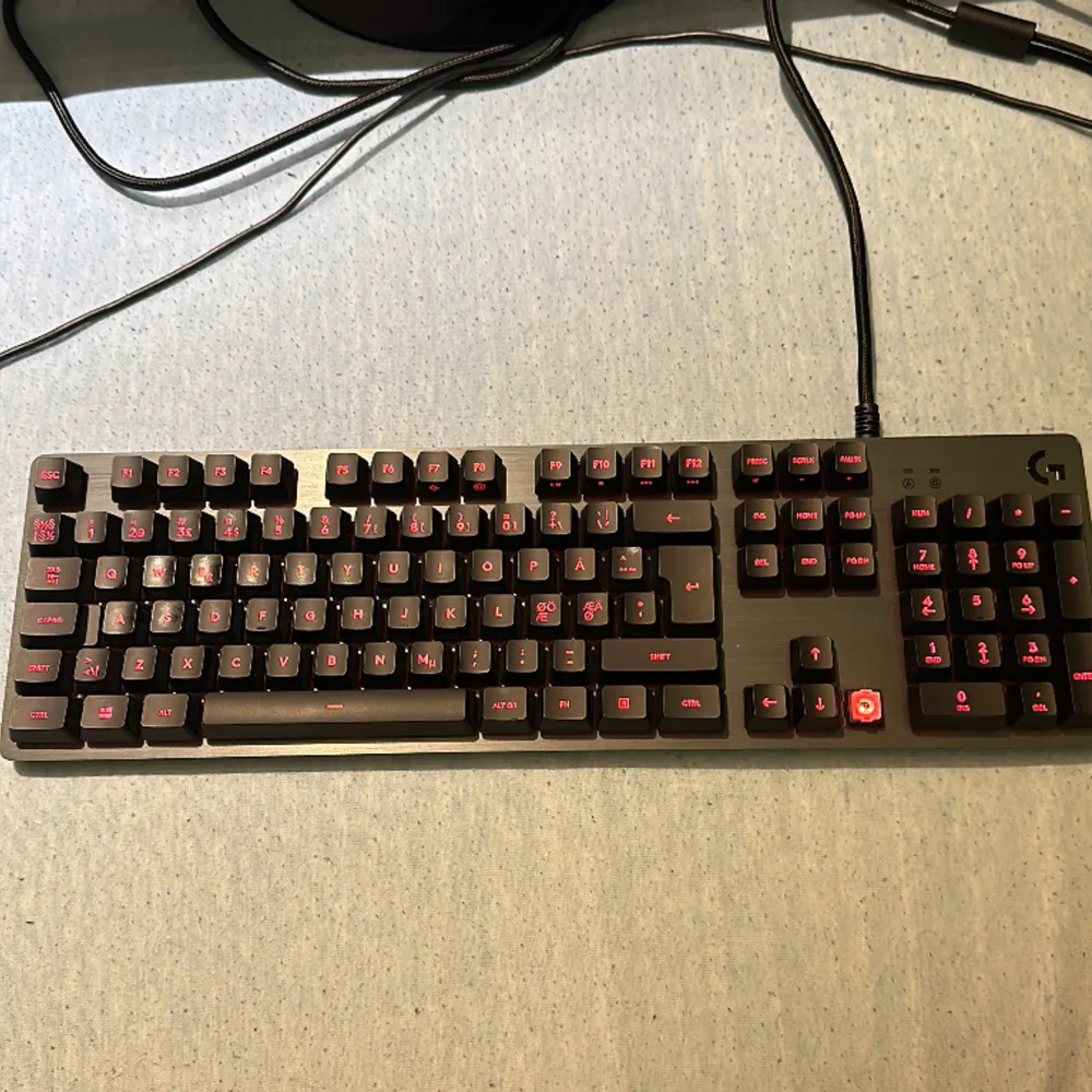 En gaming keyboard från Logitech, alla knappar fungerar och är i bra skick.  Finns att hämta i Alby. . Övrigt.