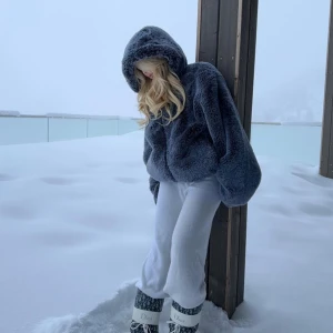 Fluffjacka från zara  - Jag säljer nu min supermysiga jacka med fakepäls från zara, som är slutsåld! Den är i storlek M och köpte den för 999kr. Älskar den men säljer den pga att den tyvärr inte kommer till användning<3 (använd ca 5 ggr)