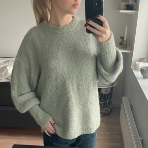 Stickad tröja - Fin stickad tröja från &otherstories som jag köpte för 1200kr.❤️
