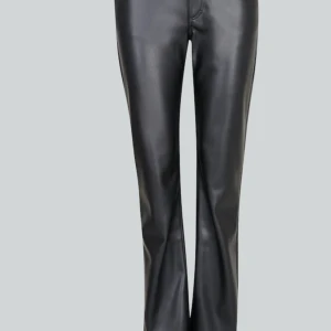 Skinnbyxor  - Säljer dessa super snygga skinnbyxor från bikbok. Dom är helt nya med prislappen kvar. Skriv för fler bilder. Lånade bilder❤️ pris går att diskuteras