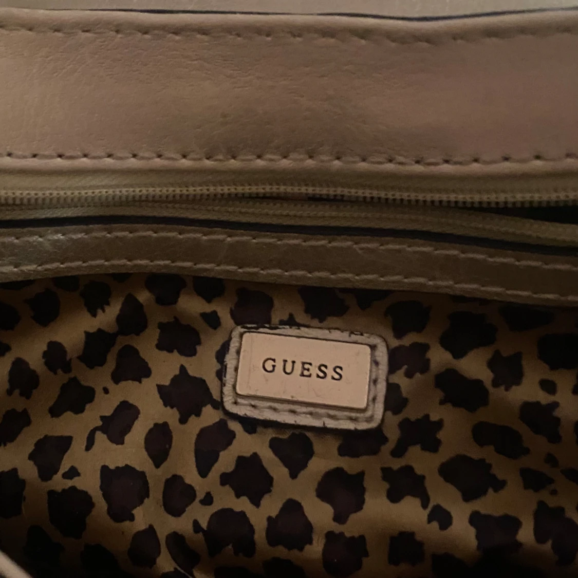 Super gullig guess väska - 90