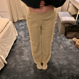 Low waist linnebyxor  - Lågmidjade linnebyxor från Lindex i storlek 164 men passar mig som har xs. Säljer pga att dem aldrig kommit till användning. Midjemått rakt över 37cm och innerbenslängd 76cm. Nypris 300kr💗