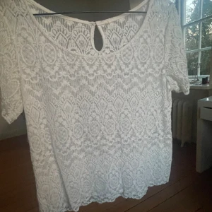  vit spets topp - fin somrig spets t-shirt/topp. köpt på secondhand💕 strl står ej men skulle säga S/M