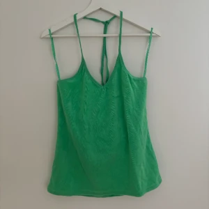 Grön sommartopp - Fin topp till sommaren! Skönt material och bra skick. Storlek L men sitter fint oversized.