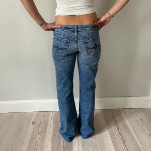 Lågmidjade jeans - Jeans nr: 6  Midjemått(rätt över): 42 Innerbenslängd: 80 Modellen är: 170  Skriv om ni har några frågor💗//Perfectjeans