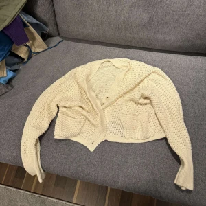 Tröjor - En grå tröja och en beige kofta. Antingen båda för 199kr eller en för 129. Priset kan diskuteras 