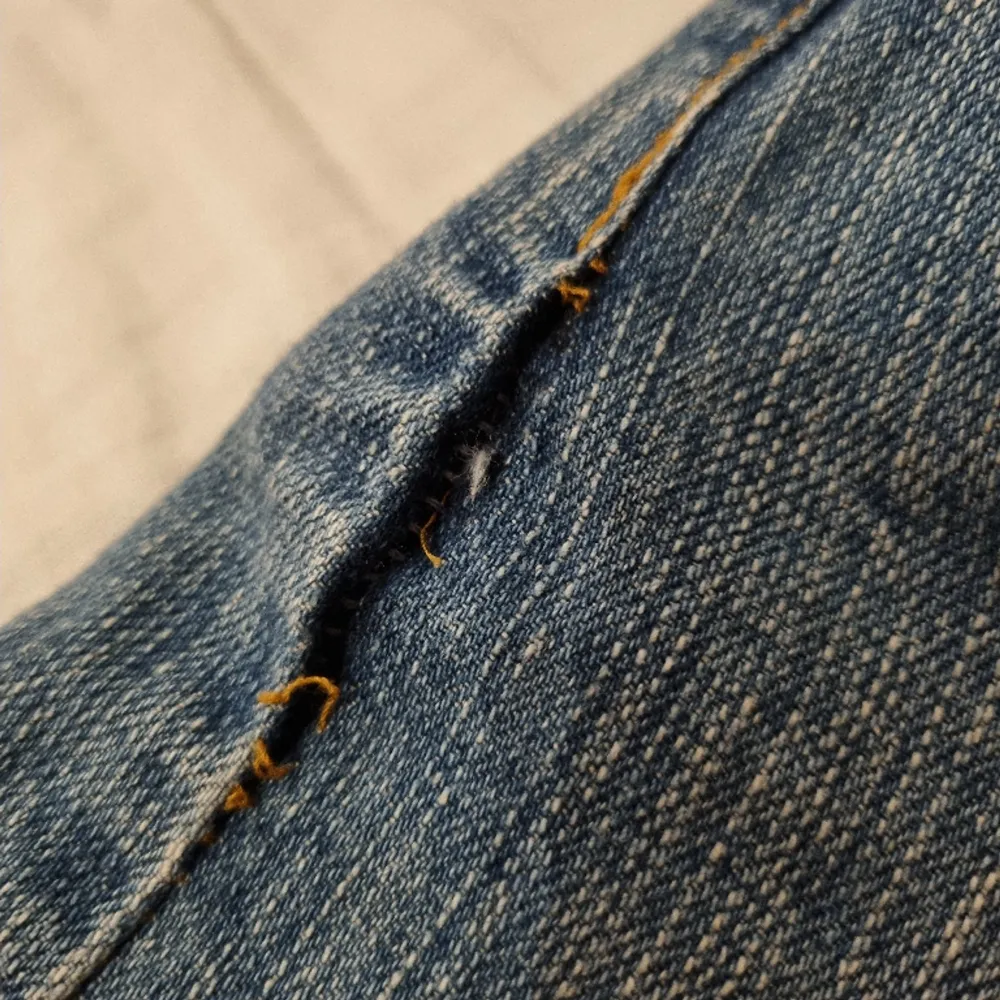 Unik jeanskjol med ett hjärta i strass på baksidan. Den yttre sömmen har gått up cirka 2cm på ett ställe, går enkelt att nästa för hand. . Kjolar.