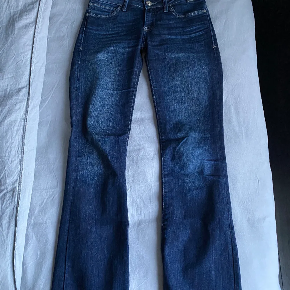 Jättefina lågmidjade bootcut jeans, säljer endast för bra pris  Hör av er för fler frågor . Jeans & Byxor.