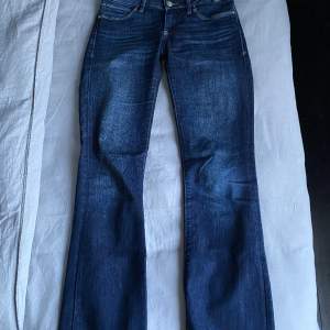 Jättefina lågmidjade bootcut jeans, säljer endast för bra pris  Hör av er för fler frågor 